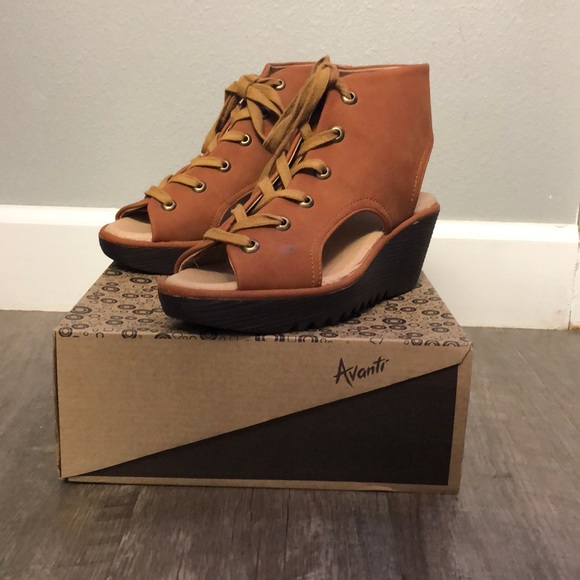 Avanti Torrie Tan Wedge Shoe - Picture 1 of 5